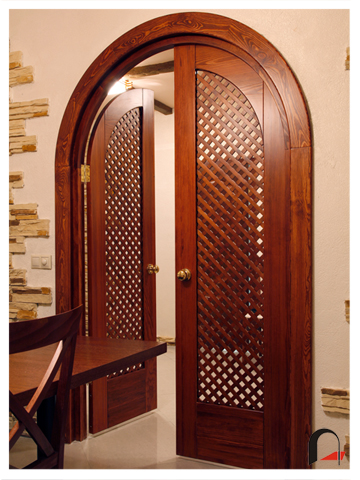 Арочная дверь с деревянной решеткой